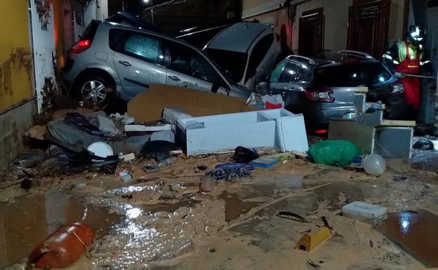 Cars and furniture washed away by the water in Javalí Viejo. 