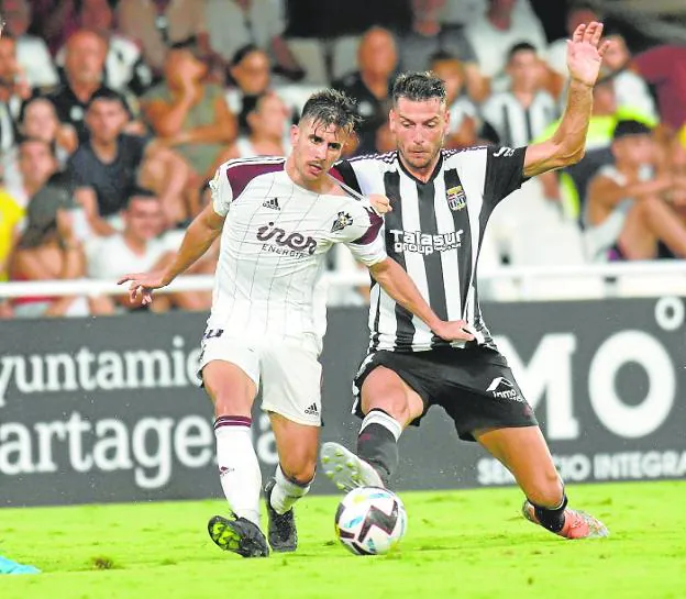 Pedro Alcalá from Mazarrón cuts the ball to Manu Fuster, from Albacete. 