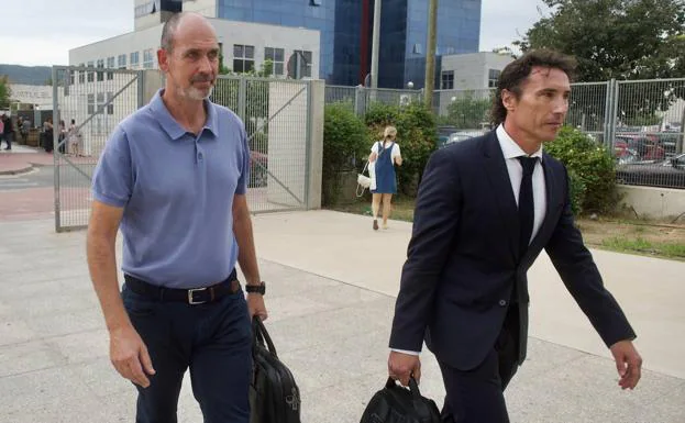 The adviser José Luis Galiana arriving at the court this Thursday with his lawyer, Pablo Ruiz-Palacios.