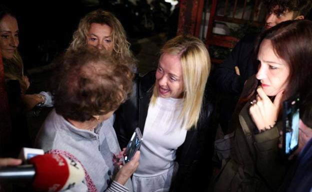 Giorgia Meloni, chat with one of her voters, on the Italian election night last Sunday 