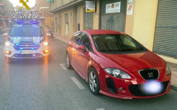 Civil Guard agents stop the driver of the vehicle in the municipality of Cieza. 