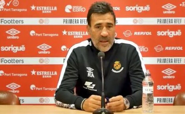 Raúl Agné, at a press conference with Nástic. 