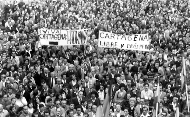 Concentration in April 1978 in front of the City Hall of Cartagena to request the constitution of the province