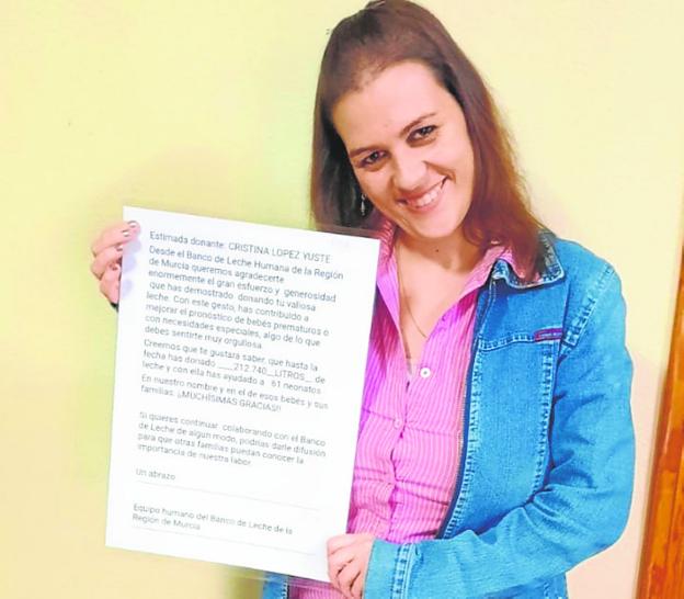 Cristina López proudly shows the recognition of La Arrixaca. 