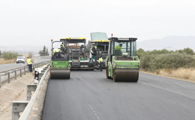 Heavy machinery works on the renovation of the pavement on the Lorca-Águilas expressway. 