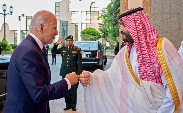 Joe Biden and Bin Salmán greet each other during the US president's visit to Saudi territory last July. 