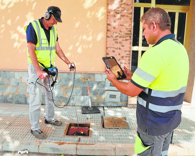 Hidrogea operators remotely detect leaks in La Aparecida. 