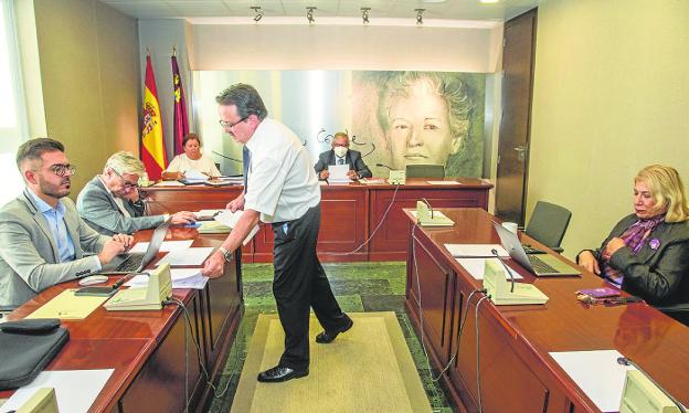 An employee of the Assembly delivers a document to the secretary of the Table, Antonio Espín, in the presence of Miguel Ángel Miralles, Encarnación Fernández de Simón, Alberto Castillo and Gloria Alarcón. 