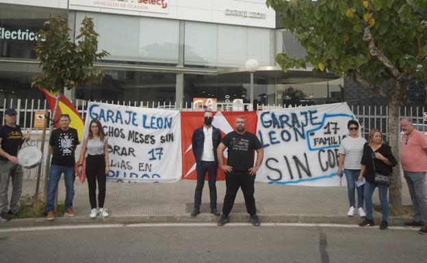 Workers affected by an ERTE who have not been paid for seven months, in front of the facilities of the Garaje León company.