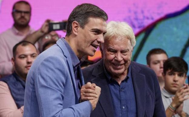 Pedro Sánchez and Felipe González commemorate the 40th anniversary of the PSOE electoral victory. 