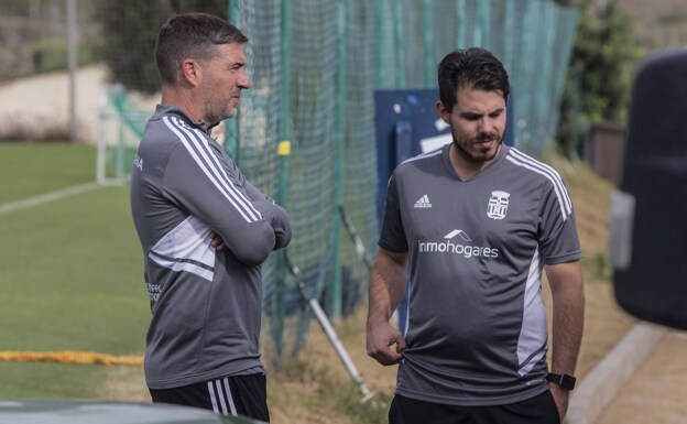 Luis Carrión (left) chats with analyst Ricardo Redondo before a recent training session at La Manga Club. 