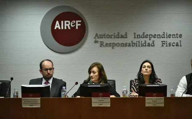 In the center, Cristina Herrero, president of AIReF, in a file photograph.