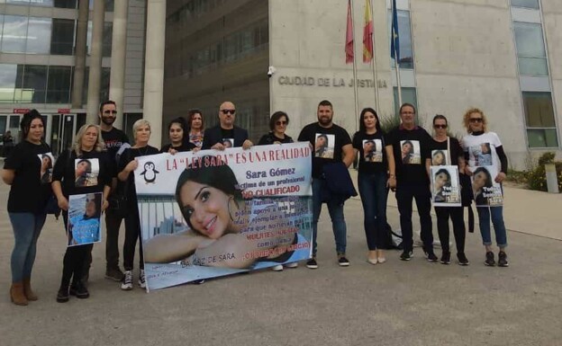 Protest by the family of Sara Gómez, this Tuesday, at the gates of the City of Justice in Murcia. 