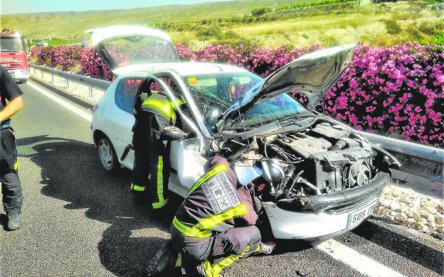 CEIS firefighters rescue a person who had an accident on the A30, in Cieza, from the inside of a car in 2017. 