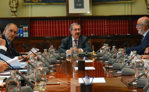 Rafael Mozo presides over a meeting of the plenary session of the Judiciary. 