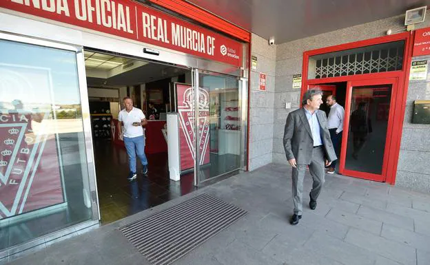 Moreno and Ramos meet at the gate of the Enrique Roca Stadium, in September. 