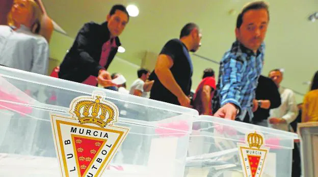 A moment of the vote at the November 2019 shareholders' meeting held at the Enrique Roca stadium. 