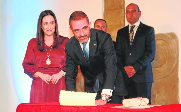 Captain Martín Soriano signs the approval document together with the mayoress, Remedios Lajara. 