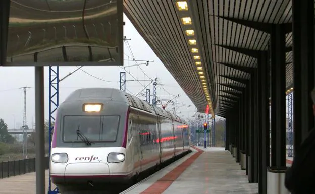 A 104 series train, similar to the one that will be used between Murcia and Alicante, which currently covers the Toledo-Madrid line. 