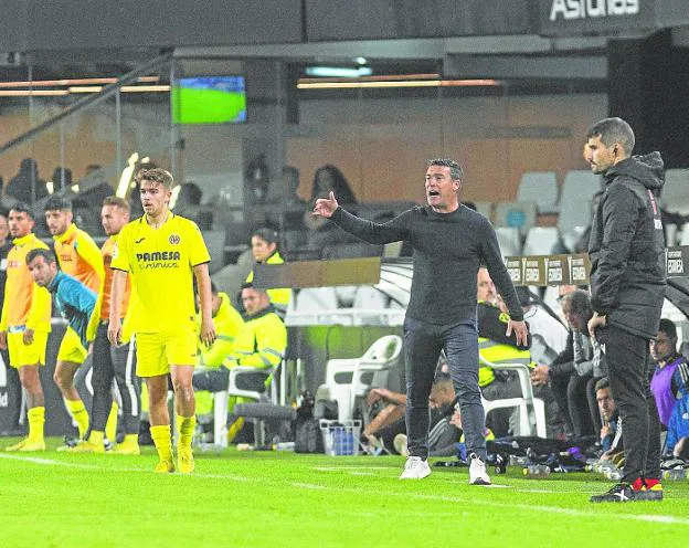 Luis Carrión gives instructions to his players in the defeat against Villarreal B. 