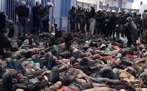 Image of the bodies piled up next to the fence of the autonomous city.