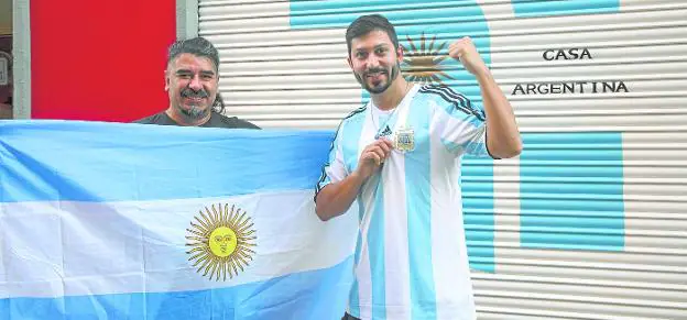 Ernesto Zárate and Nicolás Fernández, yesterday, in front of the headquarters of the Casa Argentina association in the Vistalegre neighborhood of Murcia. 