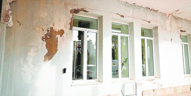 Damage to the façade of the La Milagrosa building of the Polytechnic University of Cartagena. 