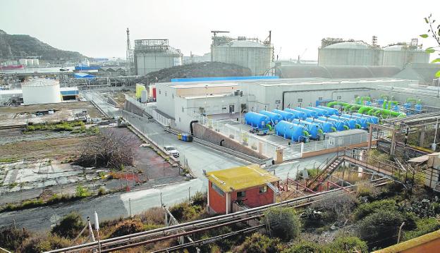 Facilities of the Escombreras desalination plant, next to the Enagás deposits. 