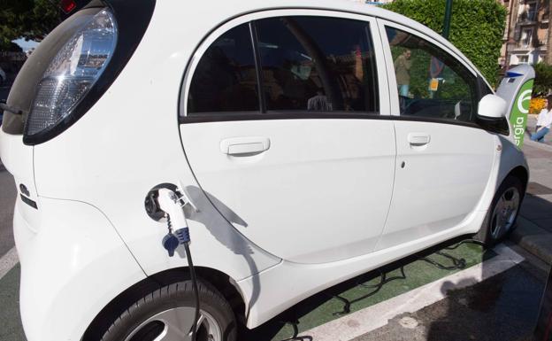 Recharge of an electric car in Murcia. 