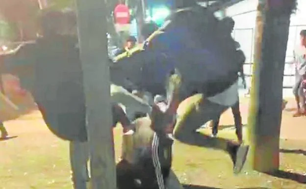 Massive fight of young people in the park of La Cubana de Alhama de Murcia.