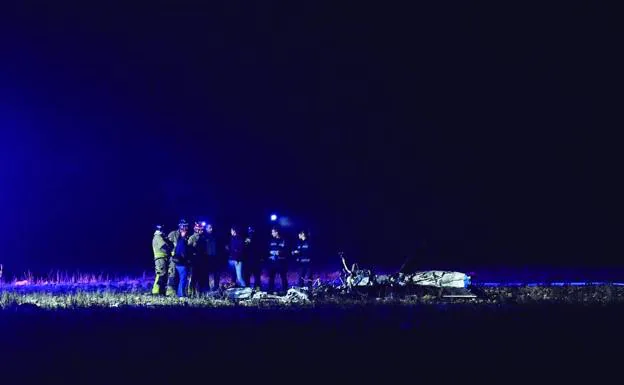 Bomberos, personal de Protección Civil y agentes judiciales inspeccionan los restos de la avioneta siniestrada en San Javier, ayer tarde.