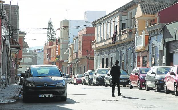 A man crosses Hermanos Pinzón street alone, at mid-morning. 