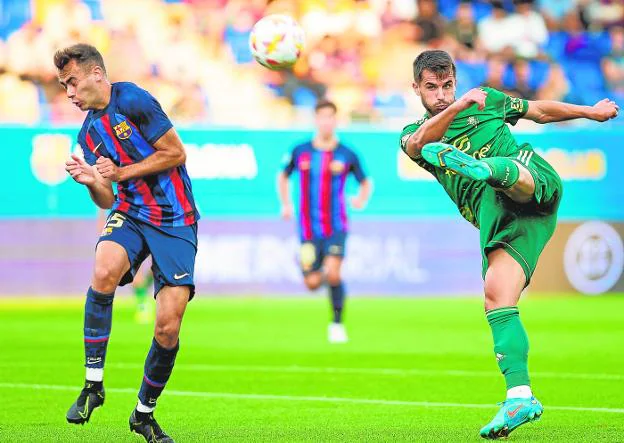 Dani Vega attempts the shot in the presence of Álvaro Núñez, in the clash between Barcelona B and Real Murcia on September 24 at the Johan Cruyff stadium. 