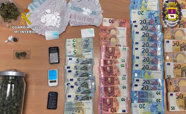Some of the objects seized during the search of the house in Caravaca de la Cruz.