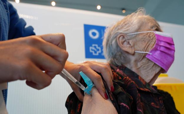 A woman receives the fourth dose in La Coruña.