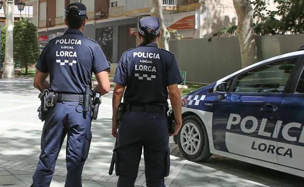 Couple of agents of the Local Police of Lorca.