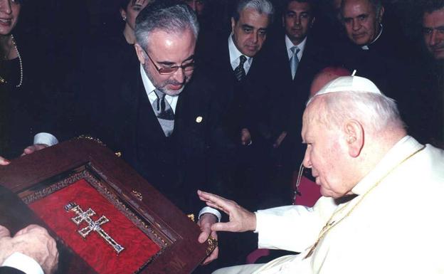 José Luis Mendoza shows a Caravaca cross to Pope John Paul II. 