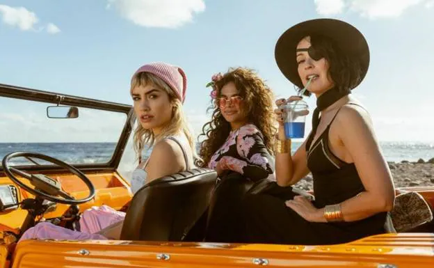 Las tres protagonistas de 'Sky Rojo', en la costa murciana. /netflix