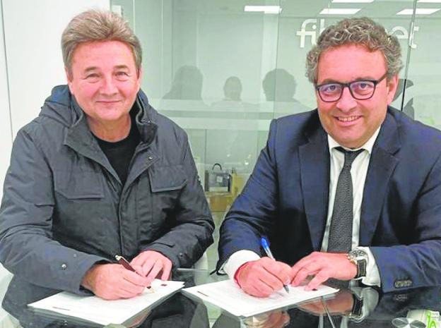 Agustín Ramos and Julián Luna, during the signing of their agreement in the offices of the Ramos company in the city of Murcia. 