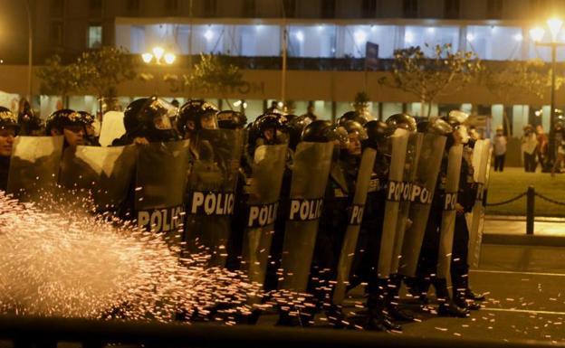 Strong police deployment in the protests in Peru. 