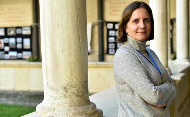 The researcher Nuria Hernández-Mora Zapata, photographed in the cloister of the La Merced campus of the University of Murcia.