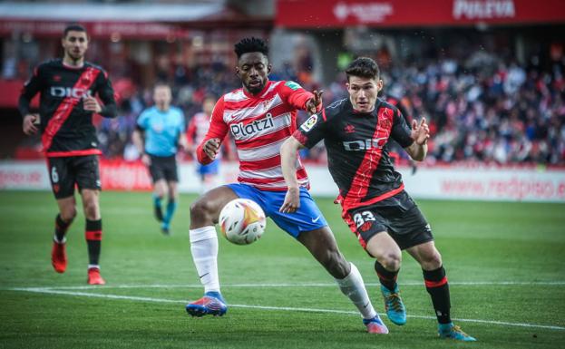 The Cameroonian Yan Eteki protects the ball in a game last season with Granada.