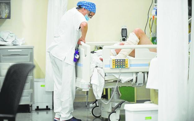 A healthcare worker attends to a patient in the Reina Sofía Emergency Department. 