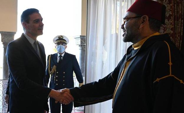 The President of the Government, Pedro Sánchez, greets the Moroccan monarch Mohamed VI, before their meeting on April 7 of last year