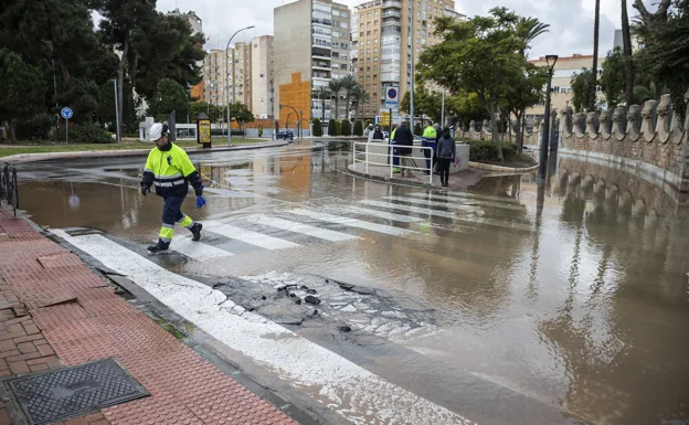 A municipal technician crosses Paseo Alfonso XIII, next to the area of ​​the breakdown. 