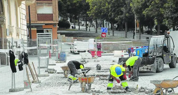 The masons worked yesterday Tuesday on the cobblestones located in front of the Palacio de Aguirre, where the Muram is located. 