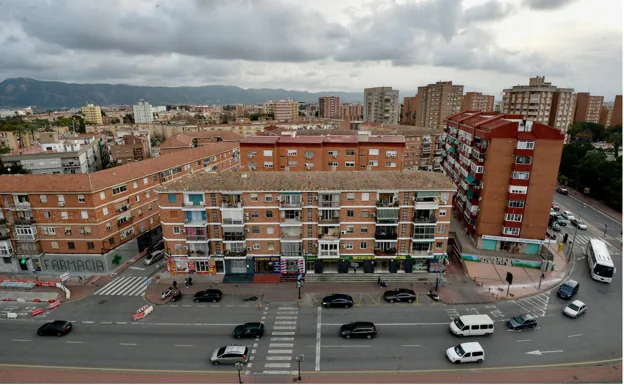 Image taken this Wednesday of buildings on Avenida Primero de Mayo, on the corner with Avenida de La Fama 