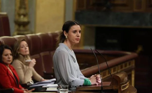 Minister Irene Montero looks at the PP bench after being interrupted during her speech.