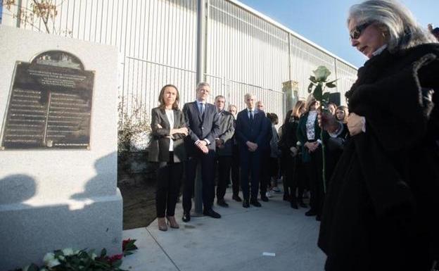 Act of unveiling a plaque on the Paseo Marítimo Alcalde Blanco with the names of those who died in the Villa de Pitanxo shipwreck