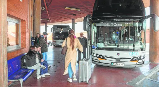 Passengers on the Cartagena-Murcia-Madrid line are preparing to board the bus. 